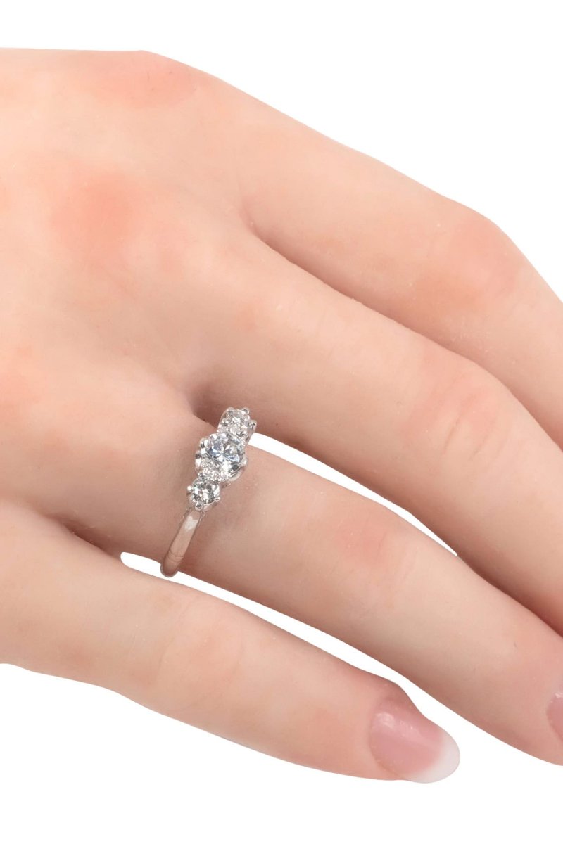 Um 1930 – Trilogy Ring mit 3 Diamanten – Bild 3
