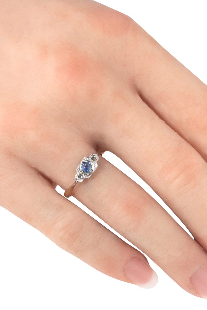 Um 1920 – Art Déco Ring mit Saphir und Diamanten – Bild 3